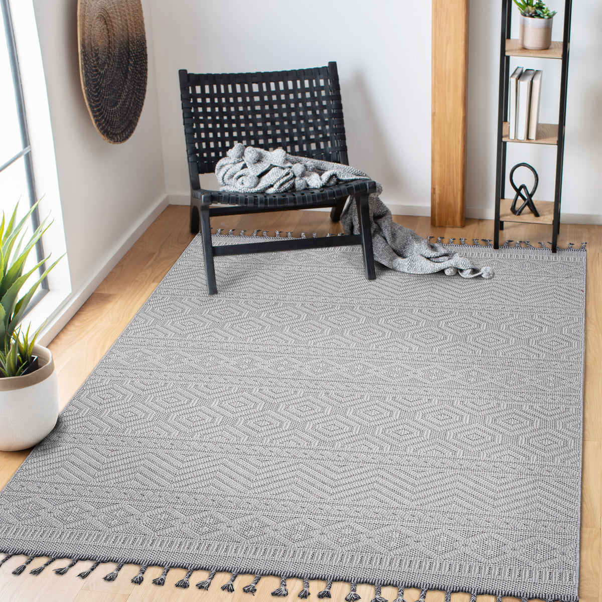 LOOM & LUXE Collection White /Geometric Indoor/Outdoor Area Rug