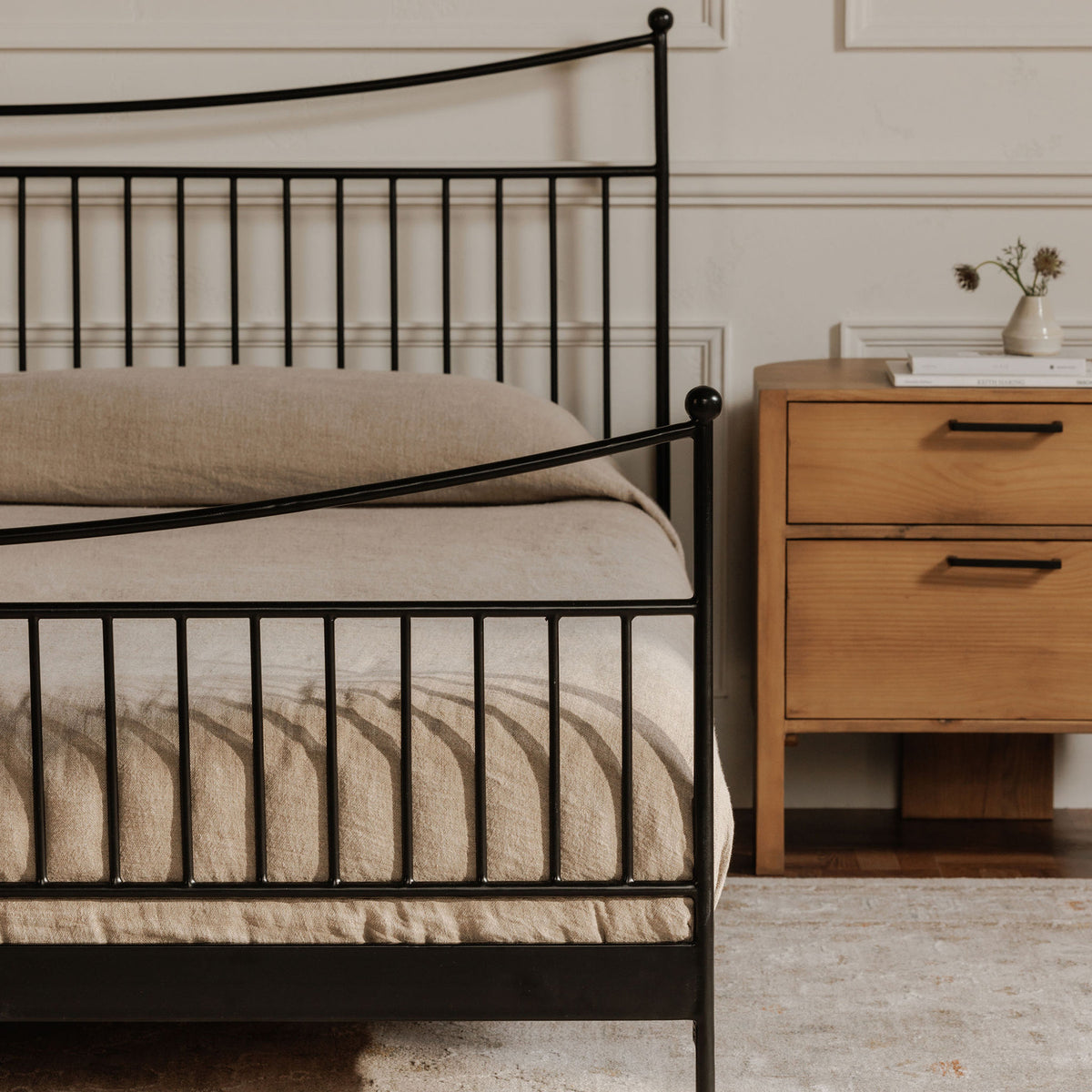 Monet Bed – 63.5" Iron and Acacia Bed (18)