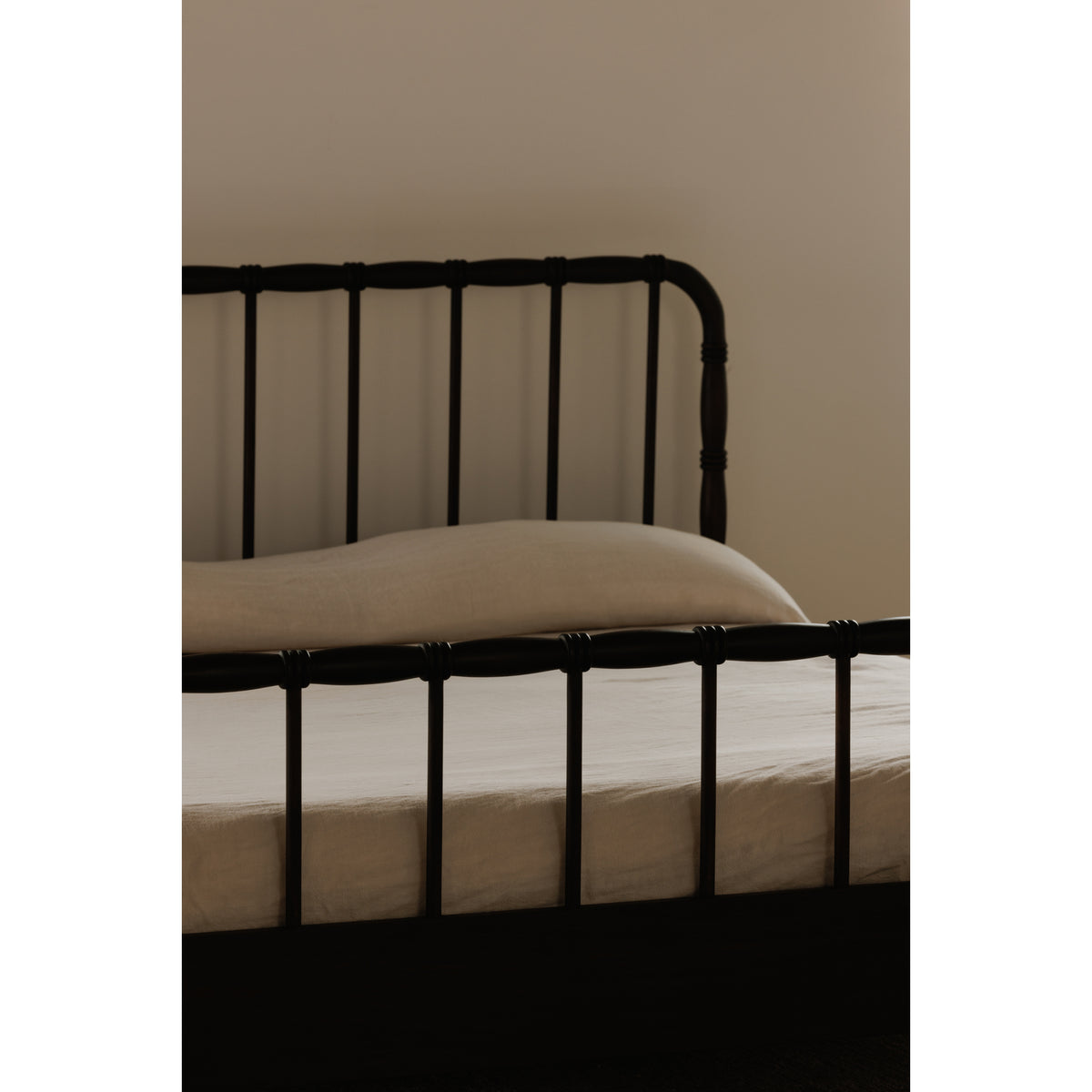 Vivian King Bed – 79" Solid Acacia Bed (14)