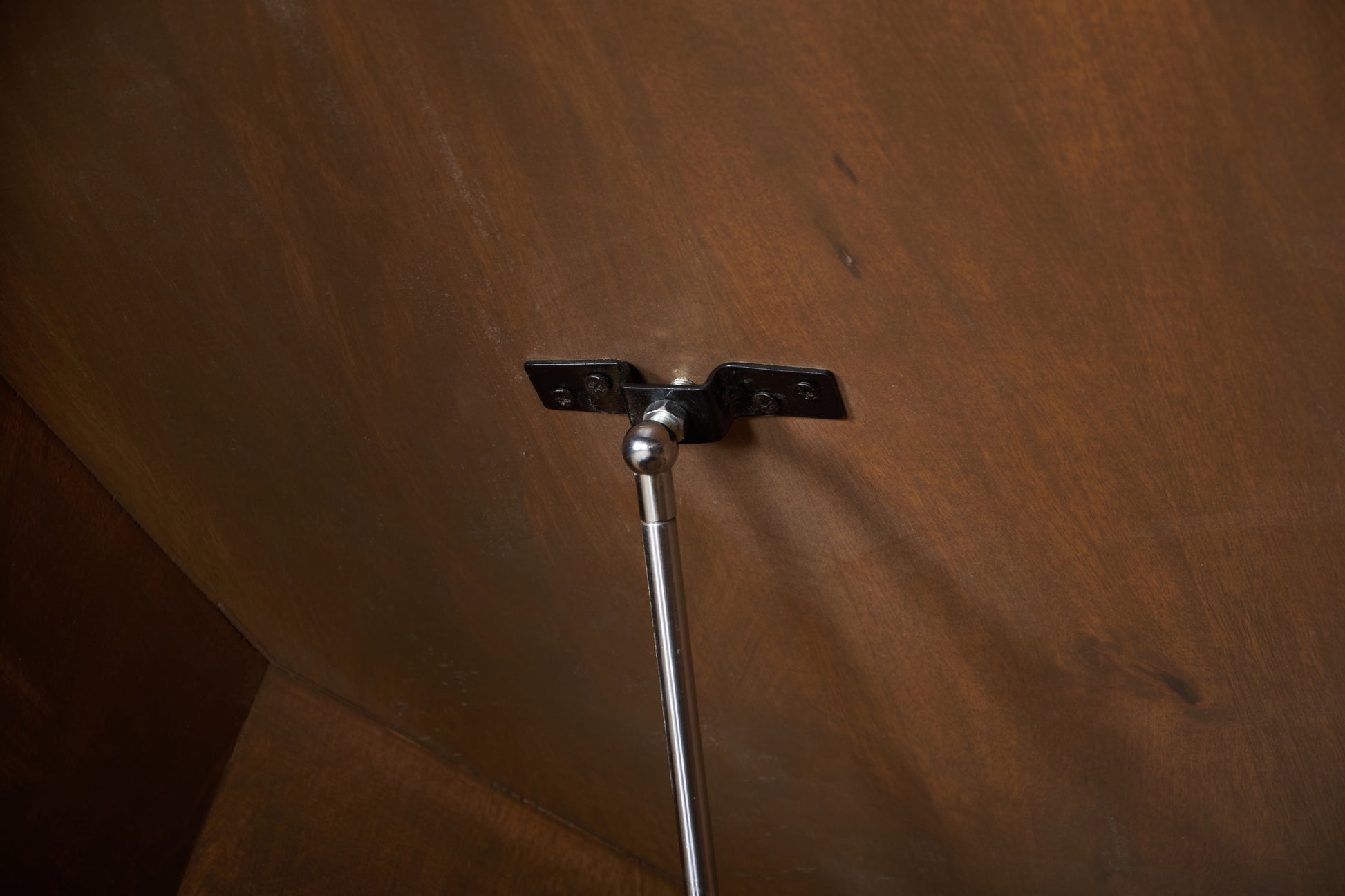 Detail of the mechanism on the Diamond Shape Solid Wood Lift-Top Coffee Table in Matte Brown 48".