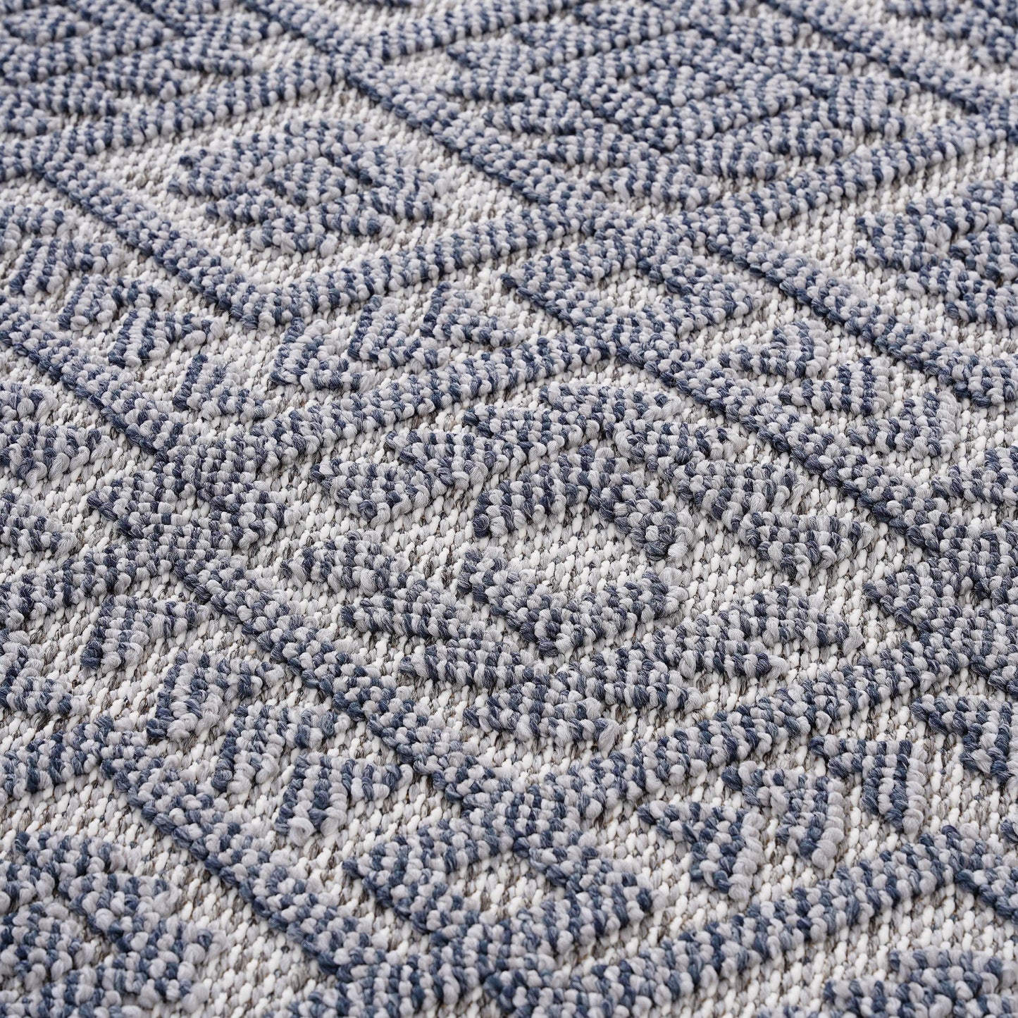 Guros White & Gray Polypropylene Area Rug (Traditional) – view 3
